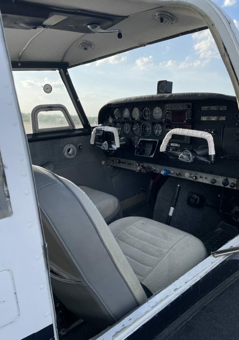 Piper Comanche PA-24 180 - INterior